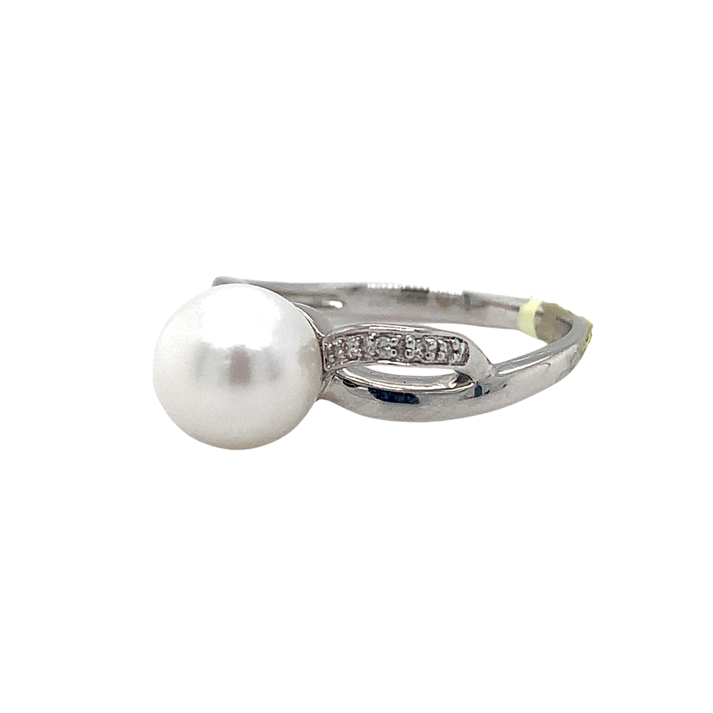 10kt white Gold Pearl Diamond ring