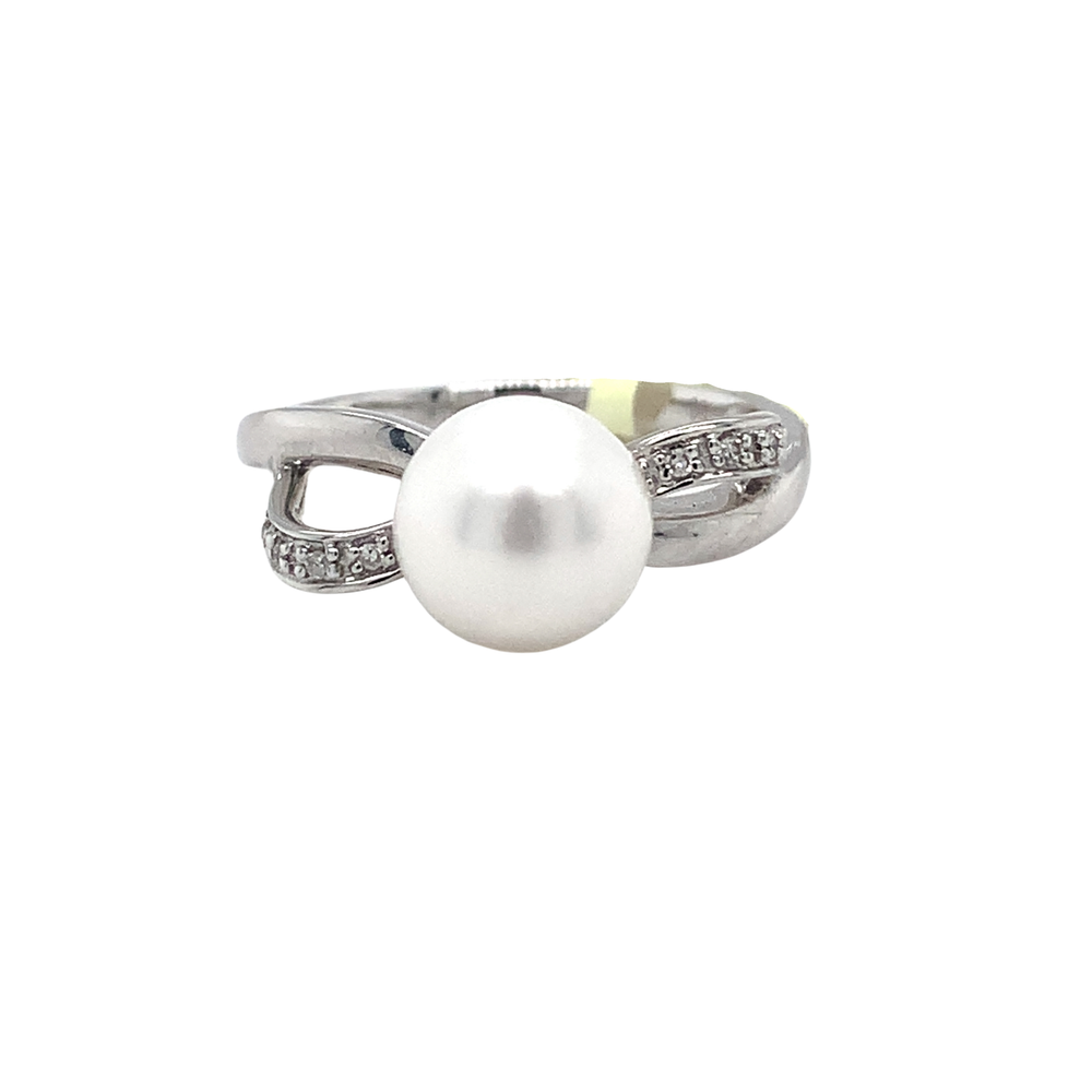 10kt white Gold Pearl Diamond ring