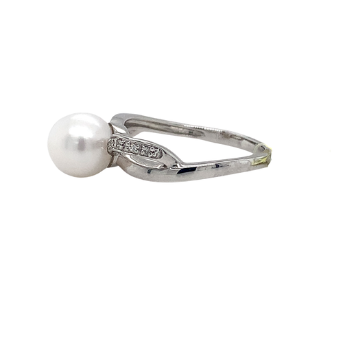 10kt white Gold Pearl Diamond ring