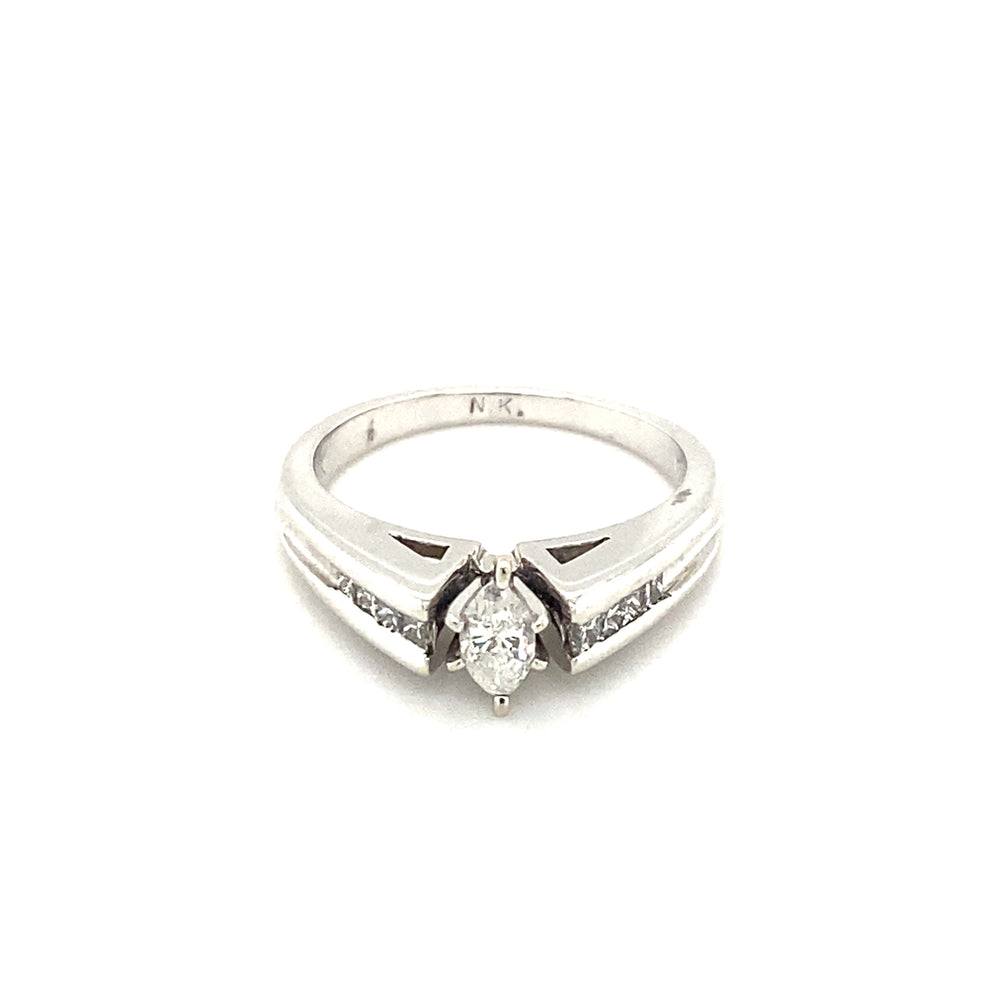 14kt White gold Marquise cut Diamond ring