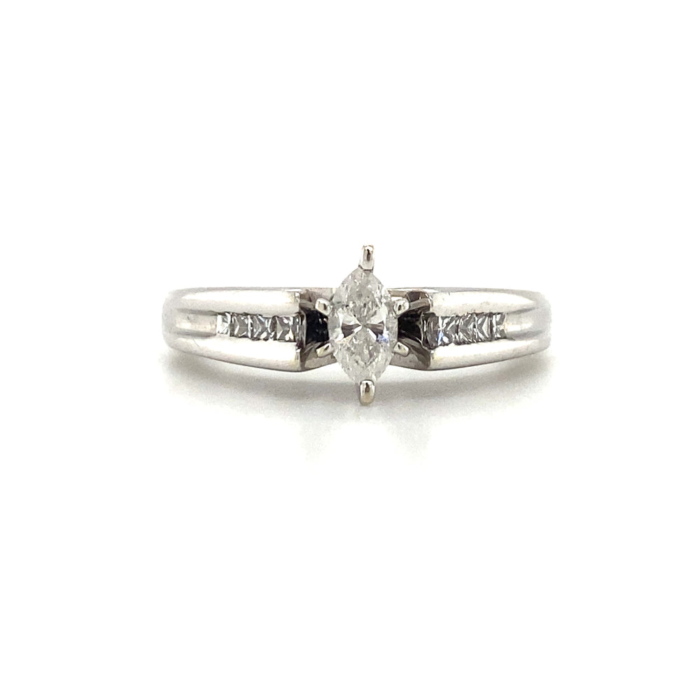 14kt White gold Marquise cut Diamond ring