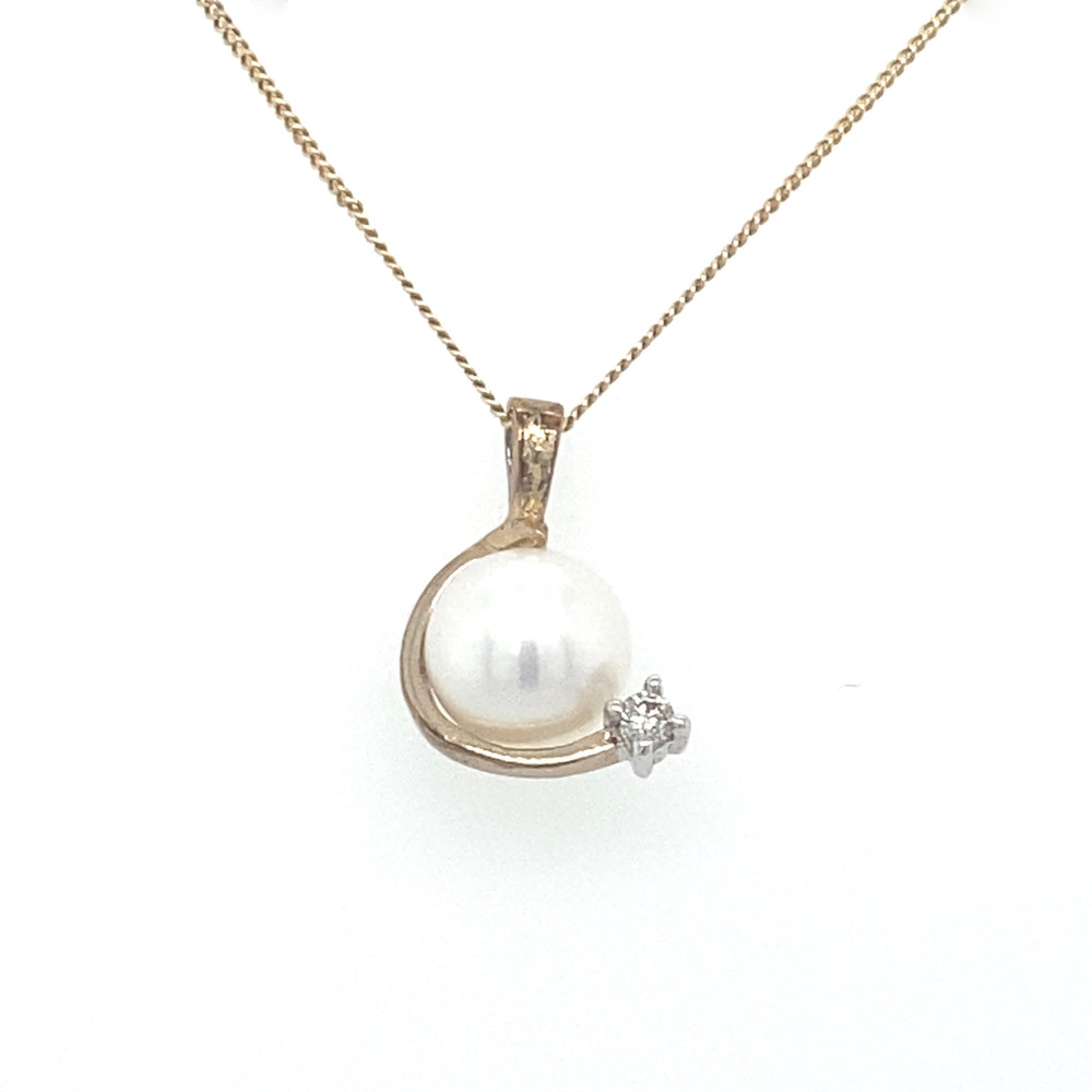 10K Yellow Gold Pearl pendant + Diamond